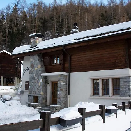 Josianne Chalet *