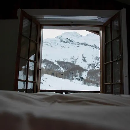Josianne Chalet *