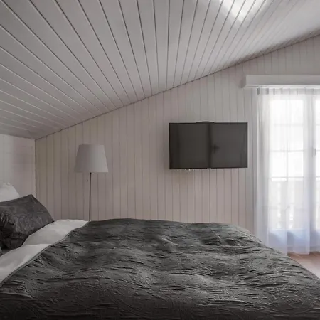 Josianne Chalet *