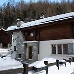 Josianne Chalet *